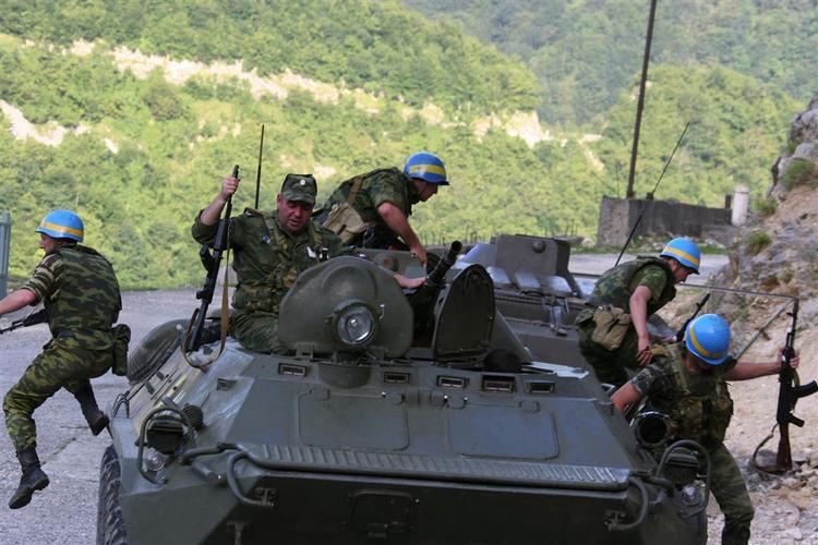 Russiske soldater placerer en kampvogn i Abkhazia. Våbenhvileaftalen indebærer, at de russiske tropper trækker sig tilbage 