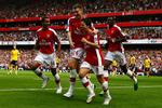 Nicklas Bendtner jubler med målscorer Samir Nasri (nummer to fra højre) under kampen mod West Bromwich. 