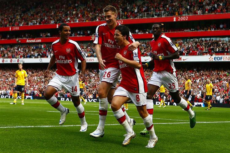 Nicklas Bendtner jubler med målscorer Samir Nasri (nummer to fra højre) under kampen mod West Bromwich. 