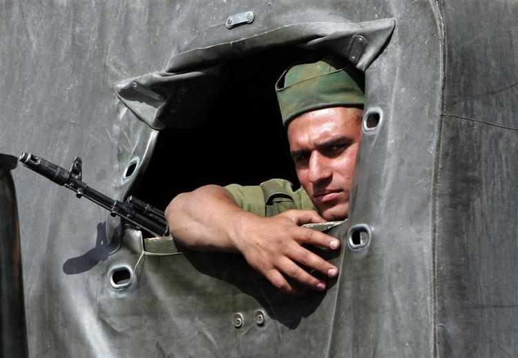 En russisk soldat kigger ud ad en kampvogn i Igoeti, der ligger i nærheden af den georgiske hovedstad Tbilisi. 