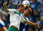 Werder Bremens Markus Rosenberg (tv) i kamp om bolden med Bielefelds Markus Schuler. 