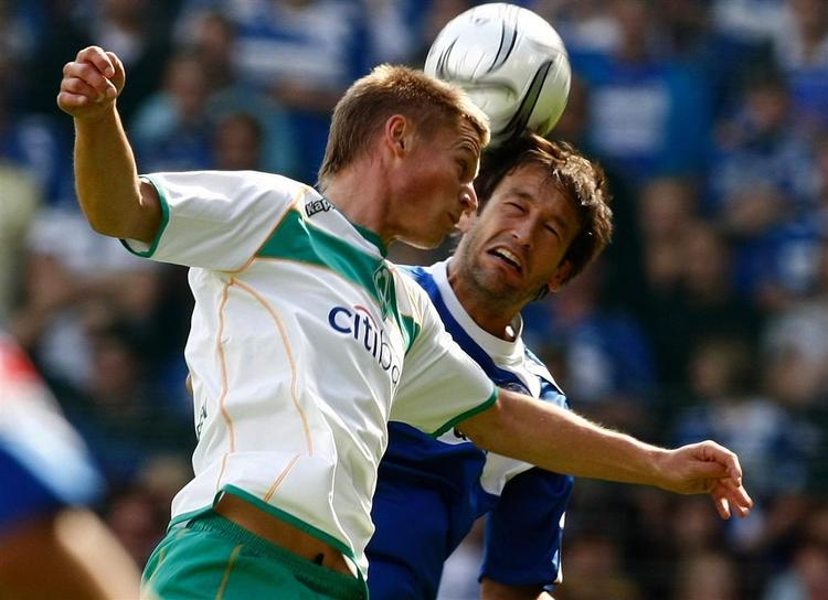 Werder Bremens Markus Rosenberg (tv) i kamp om bolden med Bielefelds Markus Schuler. 