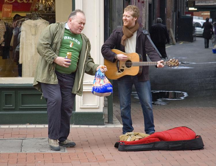 Den anti-glamourøse musical 'Once' er ligefrem i sin skildring af et miljø befolket af emigranter, hjemløse og småfolk. Foto fra filmen. 