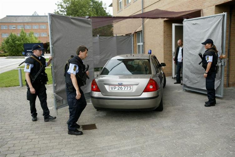 Et pænt politiopbud passer på de fem anholdte fra nattens aktion. De fem bliver én for én i løbet af i dag fremstillet for en dommer i Glostrup. 