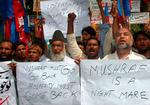 Pakistanske demonstranter råber slogans mod præsident Pervez Musharraf i et optog i Multan, Pakistan i dag. 