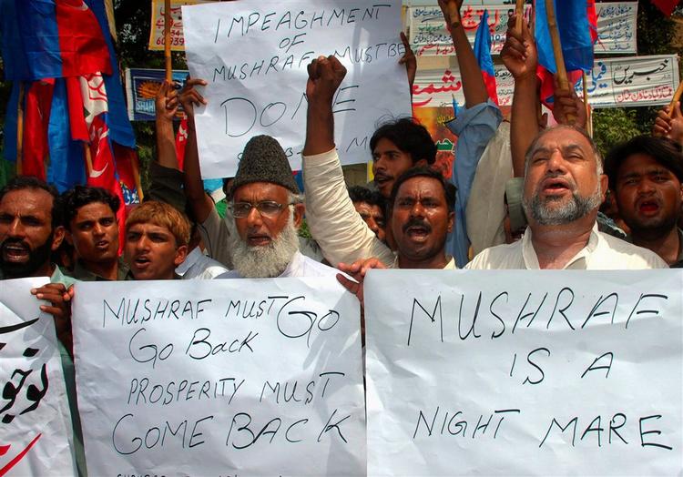 Pakistanske demonstranter råber slogans mod præsident Pervez Musharraf i et optog i Multan, Pakistan i dag. 