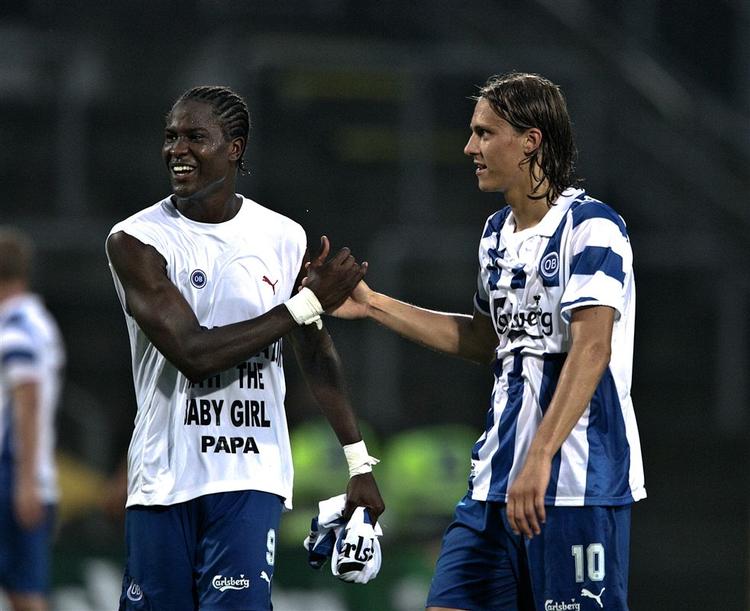 Baye Djiby Fall og Björn Runström jubler efter en kamp mod FC Nordsjælland tidligere i år. Søndag eftermiddag var de to OB-spillere igen markante skikkelser, da AaB blev slået i Aalborg. 