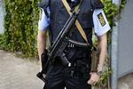 Bevæbnet politi bevogtede i dag retten i Glostrup, hvor de fem anholdte i dag blev fremstillet i grundlovsforhør. 