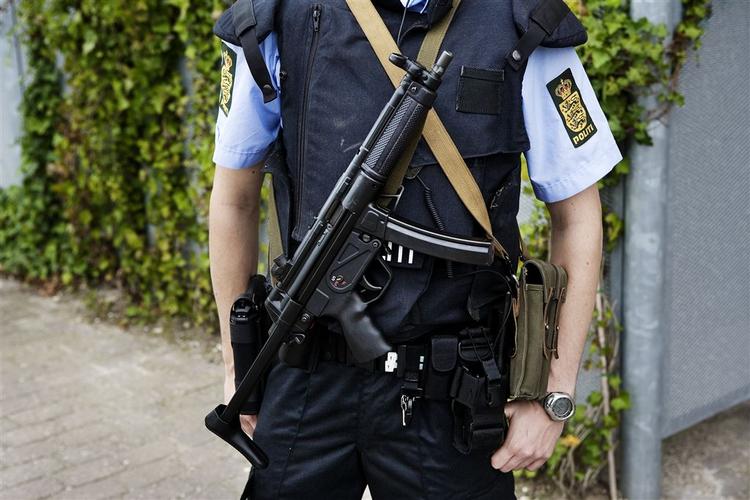 Bevæbnet politi bevogtede i dag retten i Glostrup, hvor de fem anholdte i dag blev fremstillet i grundlovsforhør. 