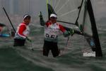 Jonas Warrer og  og Martin Kirketerp jublede efter de kom i mål i gårsdagens medal race. Efter 19 timers votering over en protest over danskerne, kan de nu endelig juble med god grund: Guldet er dansk. 
