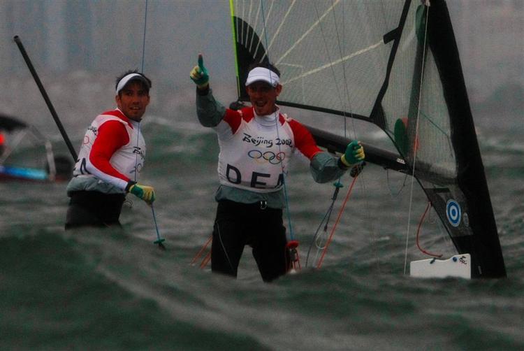 Jonas Warrer og  og Martin Kirketerp jublede efter de kom i mål i gårsdagens medal race. Efter 19 timers votering over en protest over danskerne, kan de nu endelig juble med god grund: Guldet er dansk. 