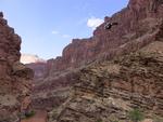 Dette billede taget af National Park Service (NPS) i Grand Canyon viser en helikopter på vej mod 16 river rafters, der strandede som følge af oversvømmelsen. 