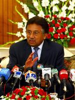 Pervez Musharraf trækker sig som Pakistans præsident. 
