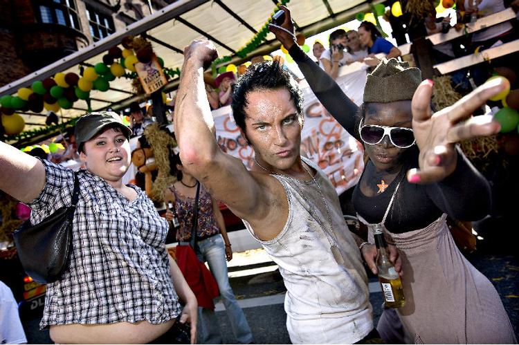 Tre hårdtslående eksemplarer fra lørdagens Copenhagen Pride på Rådhuspladsen i København. Priden var nok større end de tidligere år, men stadig noget af et pauvert lokalskue. Samtidig er  paraden blevet  kritiseret, bl.a. af Enhedslistens  Queerudvalg, for  at være alt for kommerciel. 