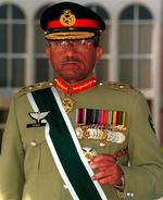 Musharraf i fuld uniform. 