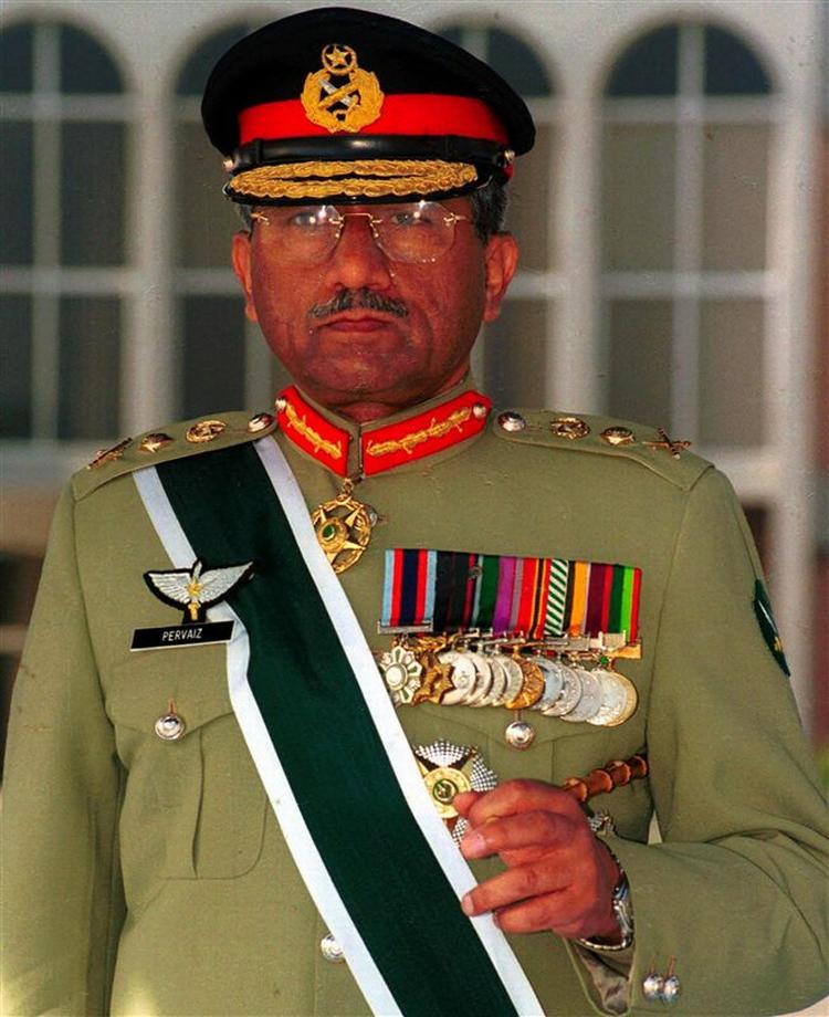 Musharraf i fuld uniform. 