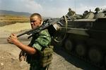 Russiske styrker ved et checkpoint i nærheden af byen Gori i Georgien i dag. 