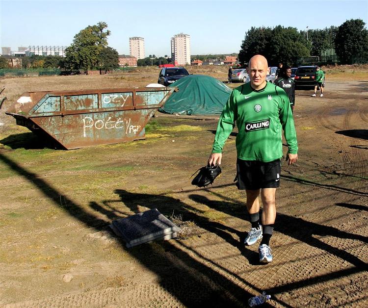 Thomas Gravesen pakker fodboldstøvlerne ned og forlader Glasgow-klubben Celtic efter et mislykket ophold i det skotske. 