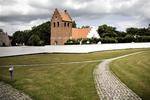 Søllerød Kirke. Kristendom er en del af pensum i folkeskolen, men hvad med ateismen? 
