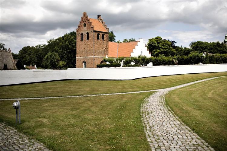 Søllerød Kirke. Kristendom er en del af pensum i folkeskolen, men hvad med ateismen? 