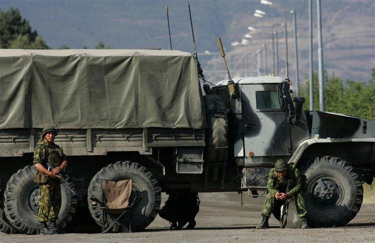 Russiske ved et checkpoint i udkanten af Gori, nordvest for Georgiens hovedstad i dag. Gori ligger på Georgiens eneste hovedvej fra øst-vest, og det betyder, at de russiske styrker effektivt kan dele landet i to, hvis de sidder på den. 