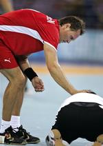 Danmarks Lars Christiansen trøster en tysk spiller efter sejren. 