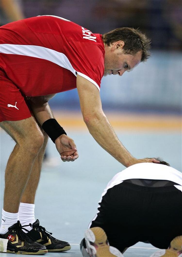 Danmarks Lars Christiansen trøster en tysk spiller efter sejren. 