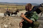 En russisk soldat bevogter et check-point i Khurvaleti nær Gori i Georgien. 