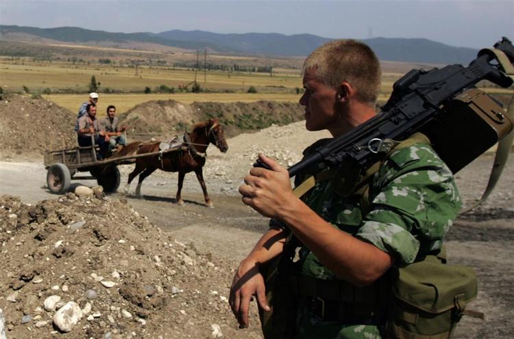 En russisk soldat bevogter et check-point i Khurvaleti nær Gori i Georgien. 