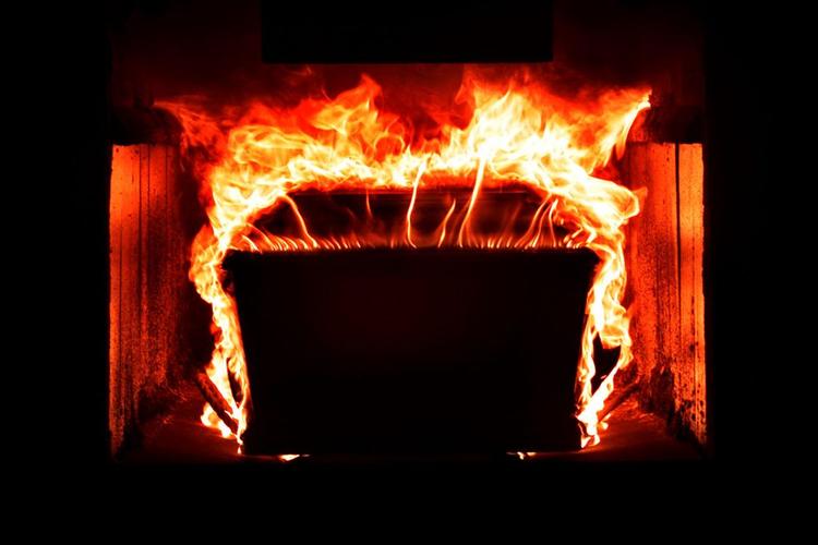 Skal man slette alle spor efter et mord, er et krematorium meget godt at have ved hånden. Og så er det meget godt at være bedemand ... 