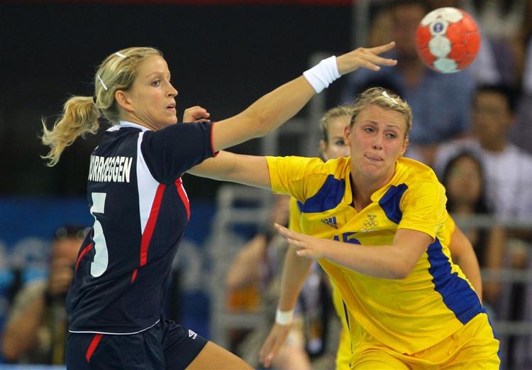 Sveriges Johanna Ahlm forsøger at fange den norske  Snorroeggen, men svenskerne kæmpede forgæves. 