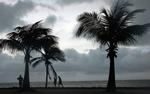 Fay nærmer sig Florida, og indbyggere søger ly. 