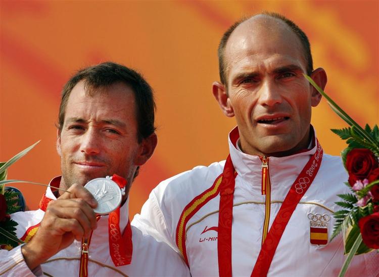 Spaniens Iker Martinez de Lizarduy, til venstre,  og Xabier Fernandez må nøjes med sølv - til stor skuffelse i Spanien. 