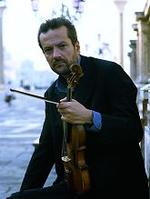 Man mærker en barokinspireret farve- og spilleglæde hos violinisten Giuliano Carmignola, som bare ikke rigtig giver genklang hos dirigent og orkester. 