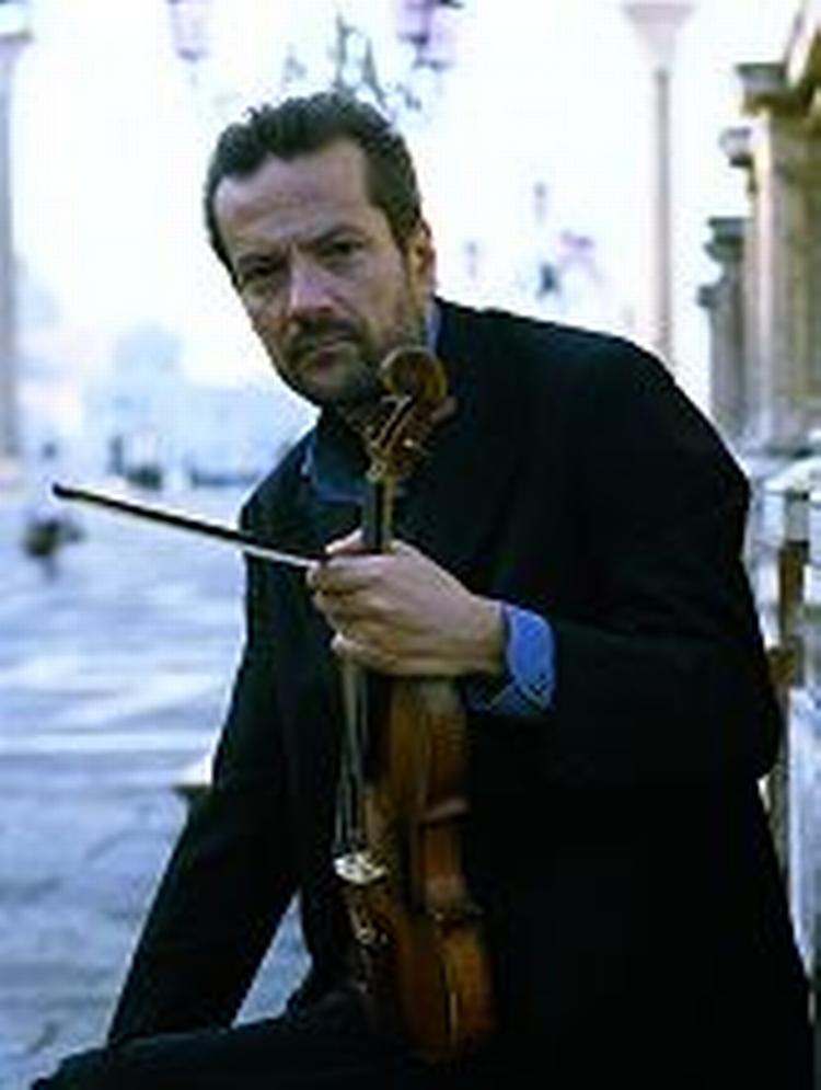 Man mærker en barokinspireret farve- og spilleglæde hos violinisten Giuliano Carmignola, som bare ikke rigtig giver genklang hos dirigent og orkester. 