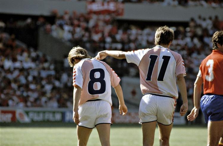 En nedbøjet Jesper Olsen var fælt impliceret i det mål, der satte Spanien i gang i ottendedelsfinalen i 1986, hvor Danmark overraskende måtte forlade banen med et 5-1-nederlag. 