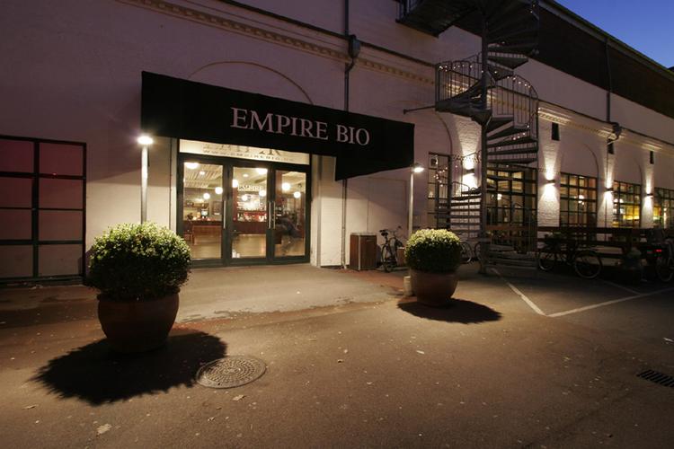 Empire Bio tænder op i grillen og inviterer biografgæsterne på grillmad hver torsdag sommeren over. 