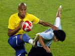 Selv om Brasiliens Alex Silva ser ud til at have godt fat i Argentinas Sergio Aguero, så løb argentinerne med en sikker sejr i semifinalen. 