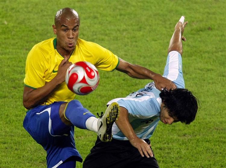 Selv om Brasiliens Alex Silva ser ud til at have godt fat i Argentinas Sergio Aguero, så løb argentinerne med en sikker sejr i semifinalen. 