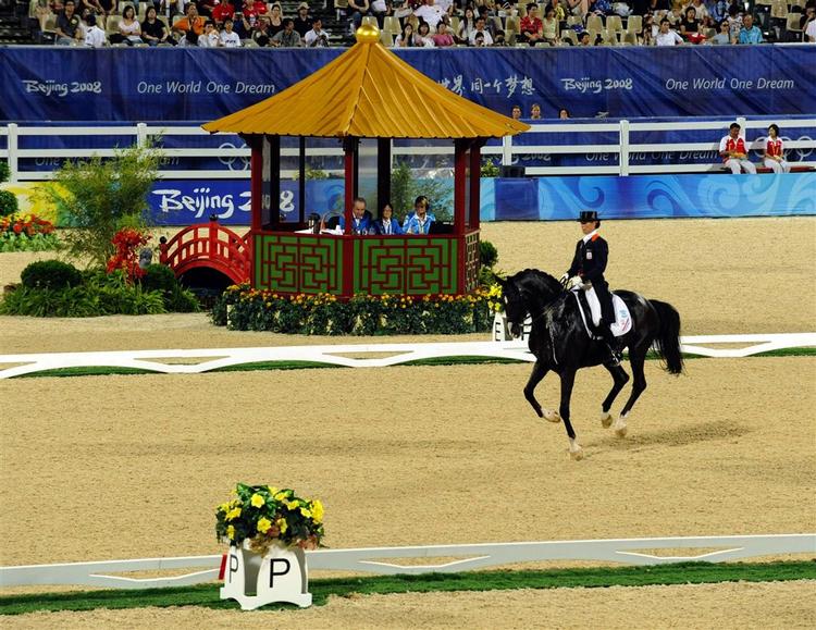 Anky van Grunsven og Salinero, som her rider i holdkonkurrencen, levede op til favoritværdigheden og hollænderen kan nu hænge sin tredje guldmedalje om halsen. 