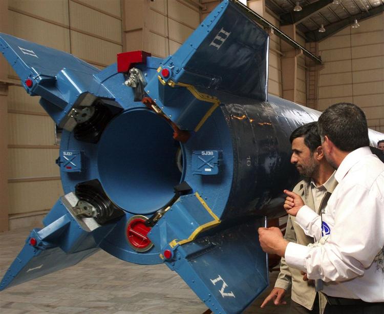 Lørdag besigtigede Irans præsident Mahmoud Ahmadinejad den iranske raket på et ukendt sted i landet. Men opsendelsen er der endnu ikke kommet billeder af. 