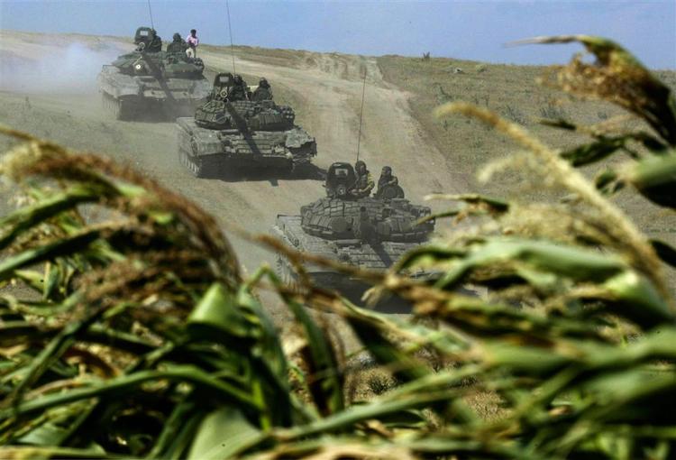 Russiske kampvogne forlader stillinger ved Kruisi vest for Gori i Georgien. Men der er foreløbig tale om troppeomrokeringer. 