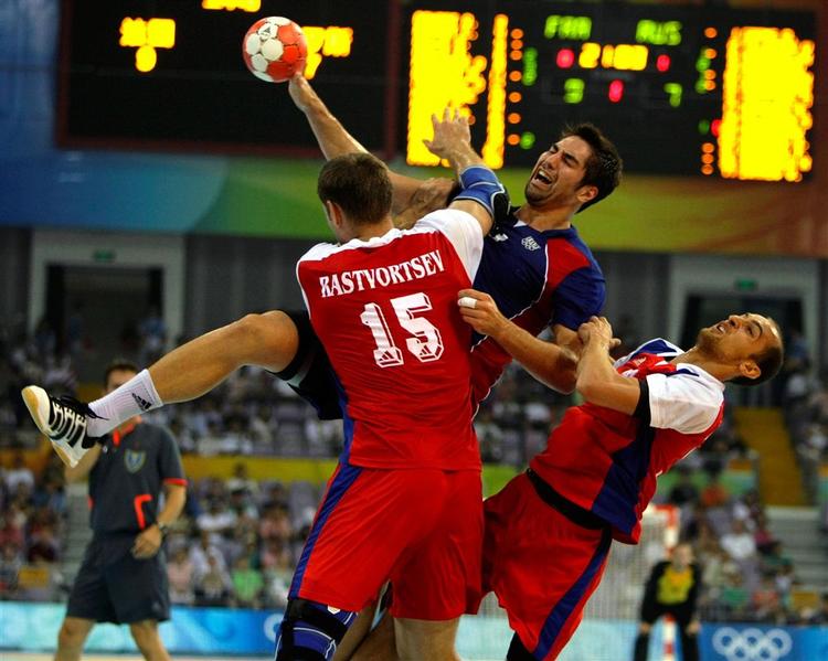Nikola Karabatic bliver bremset af Aleksej Rastvortsev og Timur Dibirov, men Rusland kunne ikke holde Frankrig væk. 