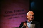 Den republikanske præsidentkandidat John McCain klarede sig godt i en debat i Saddleback-kirken i Californien. 