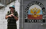 En russiske soldat fra den fredsbevarende styrke i regionen holder vagt ved et checkpoint i Abkhasien. 