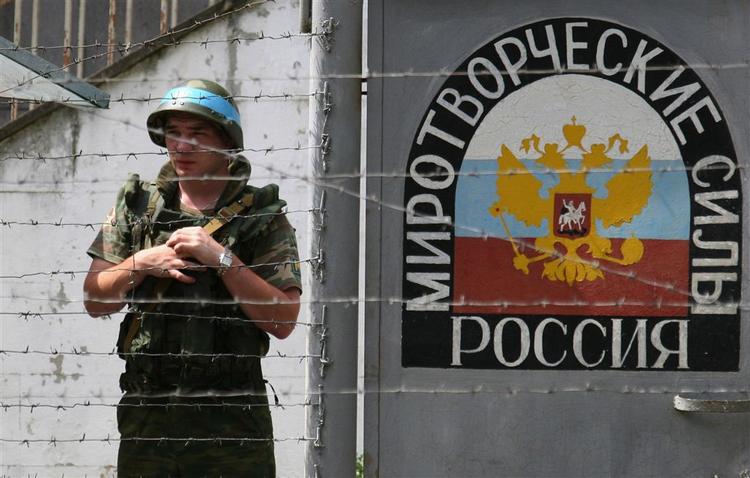 En russiske soldat fra den fredsbevarende styrke i regionen holder vagt ved et checkpoint i Abkhasien. 