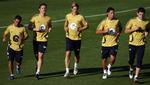 Santiago Cazorla, , Xabi Alonso, Fernando Torres,, Joan Capdevilla og anfører Iker Casillas under træningen i Madrid i mandags. 