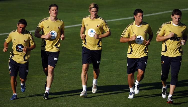 Santiago Cazorla, , Xabi Alonso, Fernando Torres,, Joan Capdevilla og anfører Iker Casillas under træningen i Madrid i mandags. 