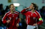 Jon Dahl Tomasson fingerkysser efter en scoring mod Australien i februar 2007. Lars Jacobsen (til venstre) ser på. 
