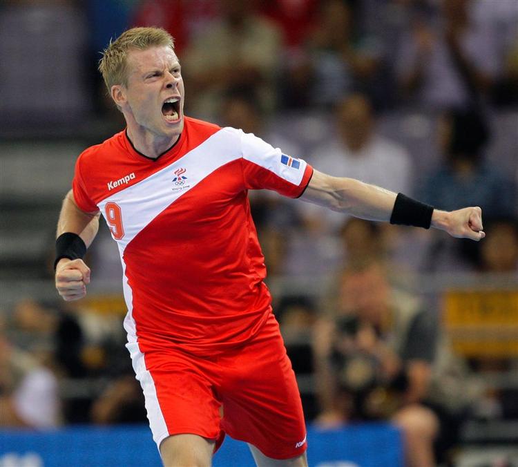 Islands Gudjon Valur Sigurdsson fejrer scoring og sejr over Polen. 